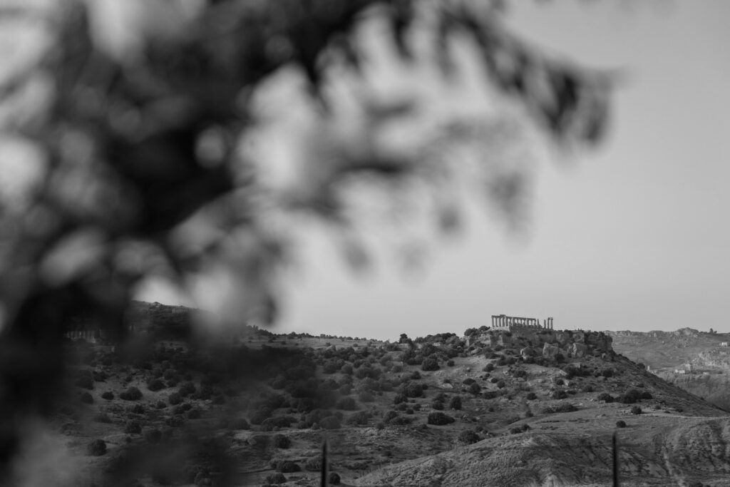 Tempio di Giunone (o Hera Lacinia) nella Valle dei Templi di Agrigento, Sicilia, come fotografato da Daniele Pullara. L'antica struttura greca del V secolo a.C. si erge sulla cima di una collina arida, con diverse colonne doriche ancora intatte.