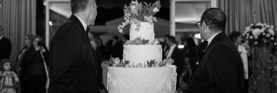 foto torta nuziale presa da camerieri