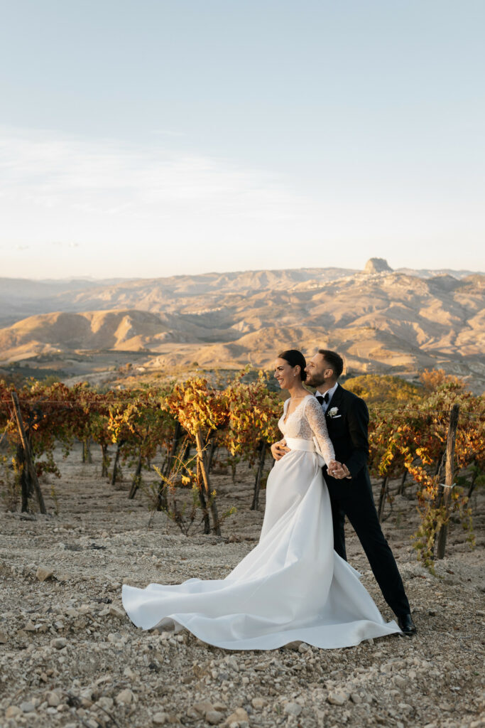 ritratto di sposi su tramonto siciliano con sutera nello sfondo