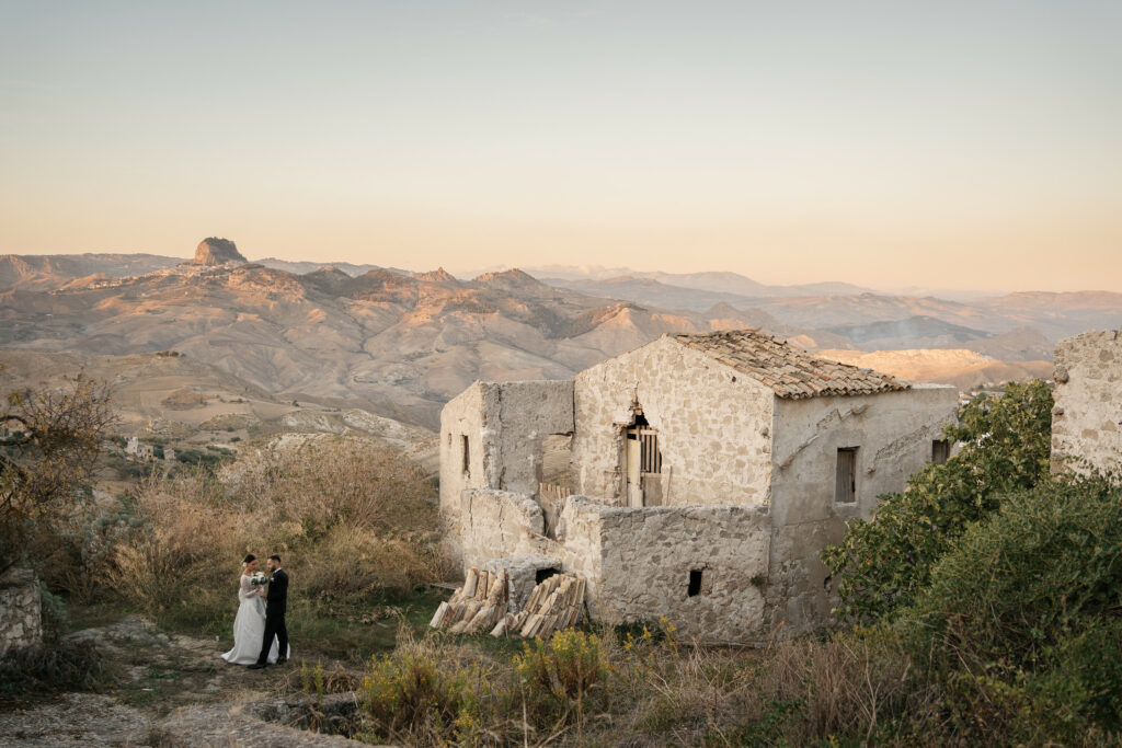 immagine sposi accanto a rudere con sutera nello sfondo
