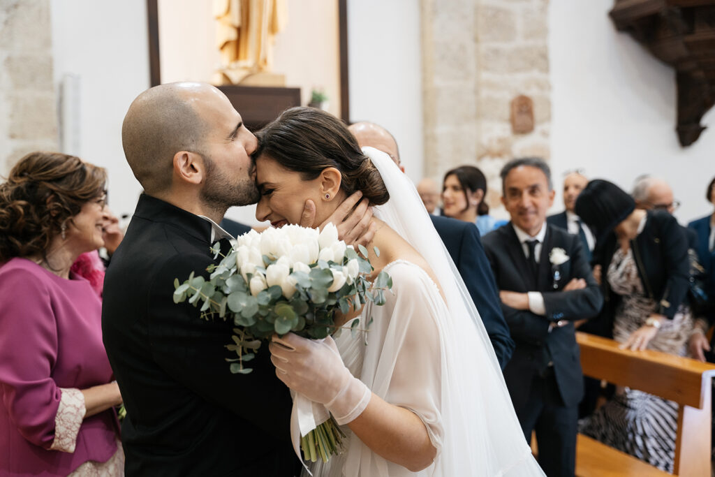 Foto di Bacio in fronte sposi sicilia