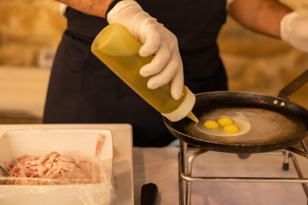 Show cooking quail eggs in Sicily